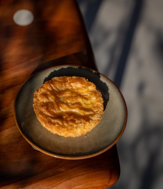 Productfotografie van Sampietro specialty koffie – zwarte verpakking met label 'Drago Blend No.1' in industriële setting