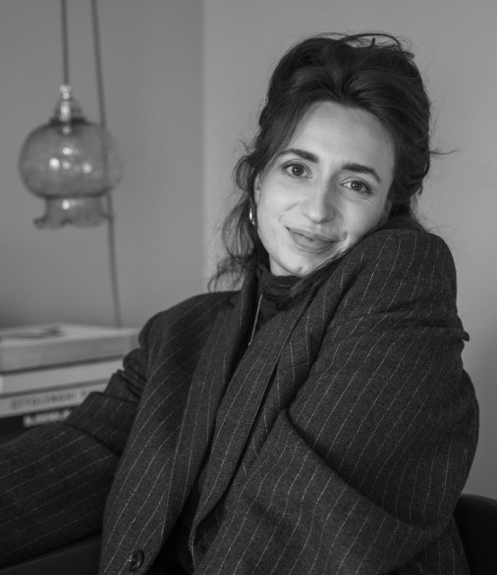 Pleun food creative voorstel foto, werkend aan haar bureau