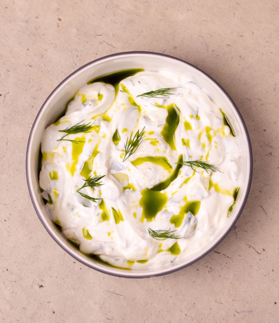 Productfotografie van Sampietro specialty koffie – zwarte verpakking met label 'Drago Blend No.1' in industriële setting