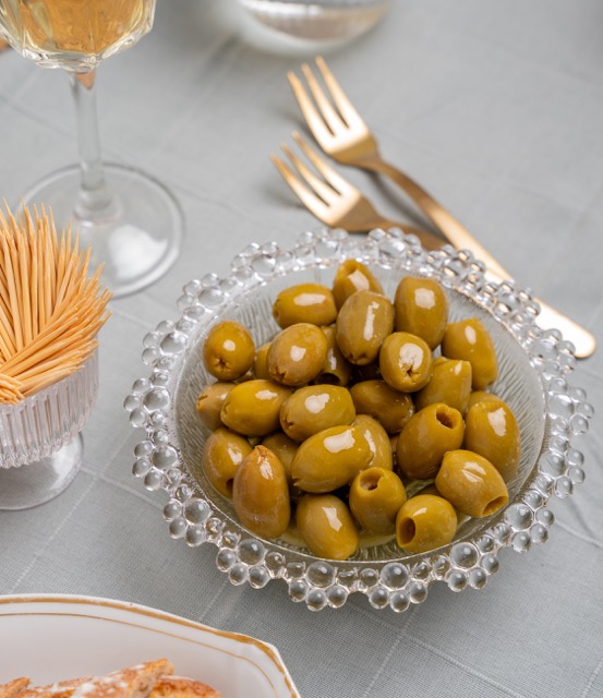 Filterkoffie in v60 in het zonlicht, in sfeervolle omgeving van koffiebranderij.