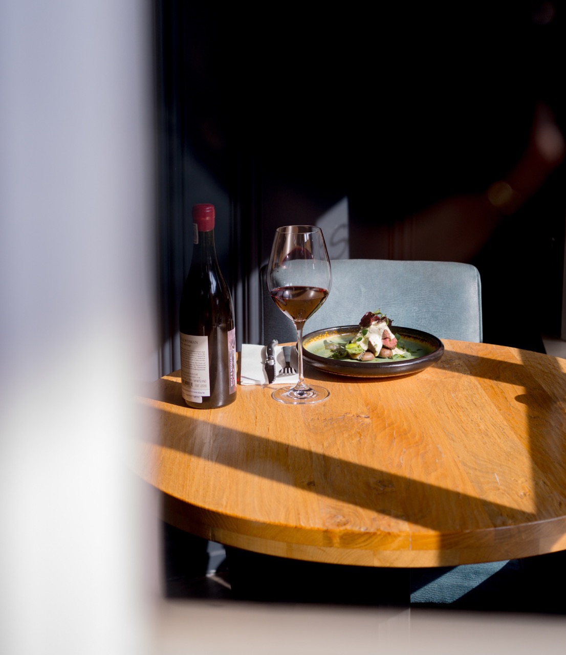 Filterkoffie in v60 in het zonlicht, in sfeervolle omgeving van koffiebranderij.